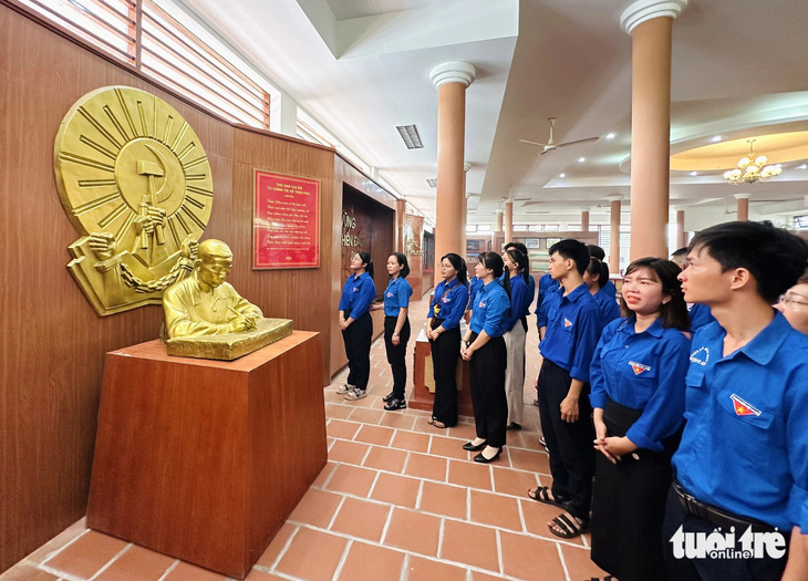 Thế hệ trẻ Phú Yên tham quan nơi trưng bày tượng, hiện vật của Tổng bí thư Trần Phú và gia đình tại di tích quốc gia thành An Thổ - Ảnh: TRẦN QUỚI