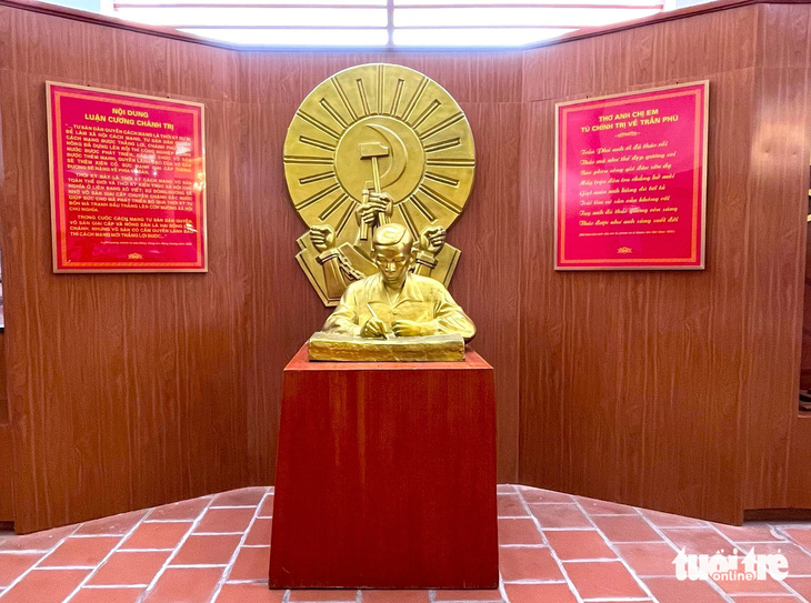 Không gian trưng bày tượng, hiện vật của Tổng bí thư Trần Phú tại di tích quốc gia thành An Thổ - Ảnh: NGUYỄN HOÀNG