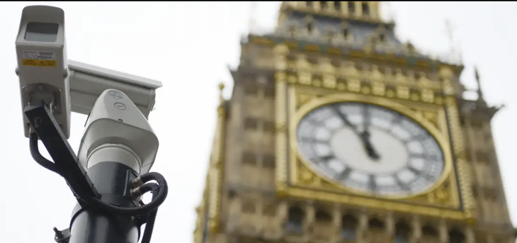 Một camera giám sát tại tháp đồng hồ Elizabeth ở thủ đô London của Anh - Ảnh chụp màn hình DW