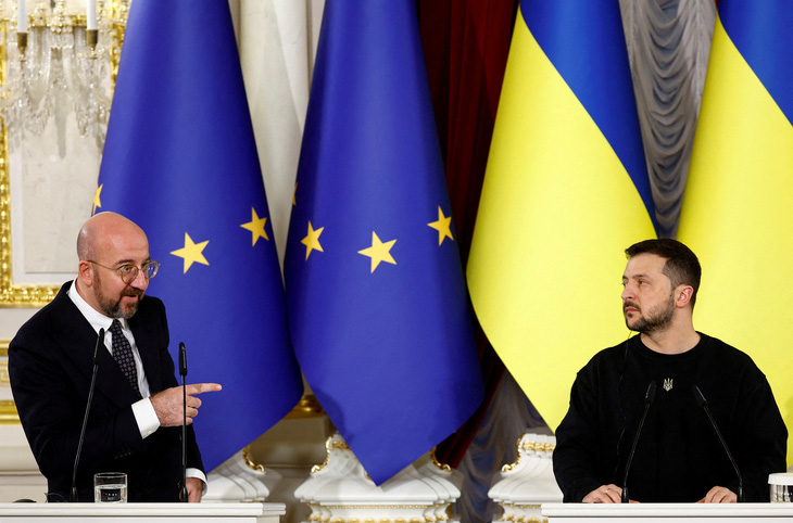Chủ tịch Hội đồng châu Âu Charles Michel và Tổng thống Ukraine Volodymyr Zelensky trong cuộc họp báo chung ở Kiev (Ukraine) tháng 11-2023 - Ảnh: REUTERS