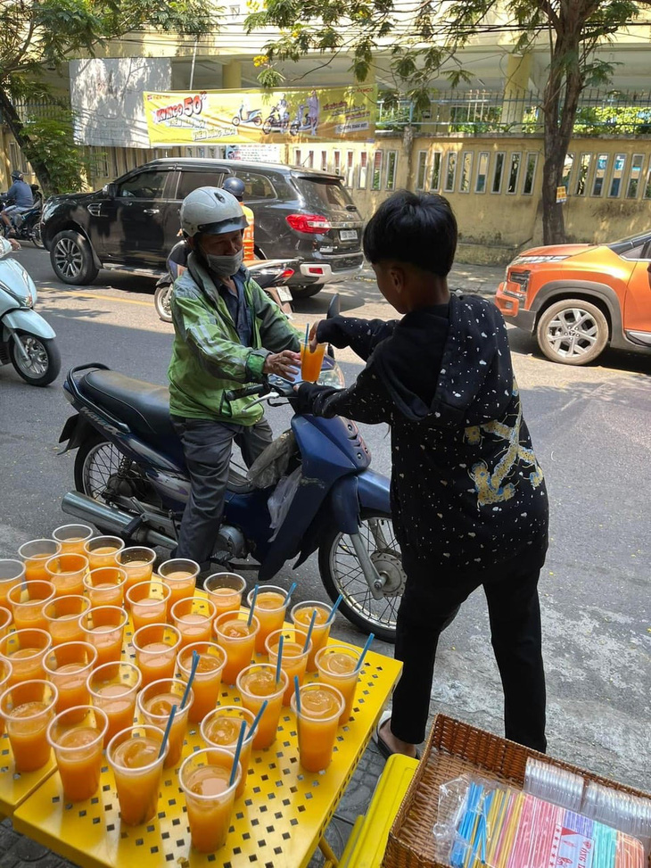 Đà Nẵng dễ thương với nước cam, nước suối mời người bán vé số, xe ôm ngày nắng nóng- Ảnh 5.