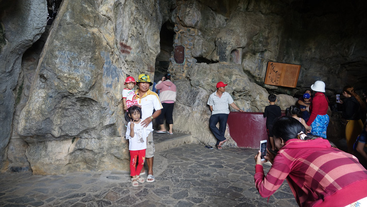 Đông khách du lịch đến tham quan Thạch Động ở TP Hà Tiên - Ảnh: C.CÔNG