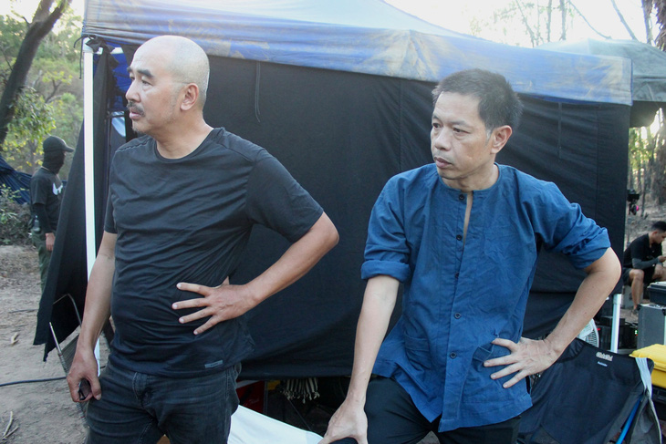 Đạo diễn Bùi Thạc Chuyên (trái) và diễn viên Thái Hòa, từ một doanh nhân thành đạt trong Cái giá của hạnh phúc, giờ đây anh vào vai một du kích gầy gò, khắc khổ - Ảnh: TÔ CƯỜNG