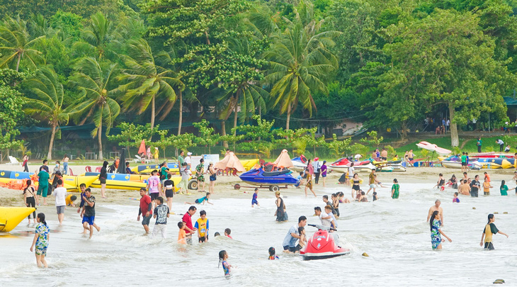 Khách du lịch tắm biển Mũi Nai, TP Hà Tiên - Ảnh: C.CÔNG