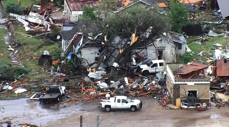 Khung cảnh thị trấn Sulphur, bang Oklahoma, ngày 28-4 sau khi cơn lốc xoáy đi qua - Ảnh: KOCO