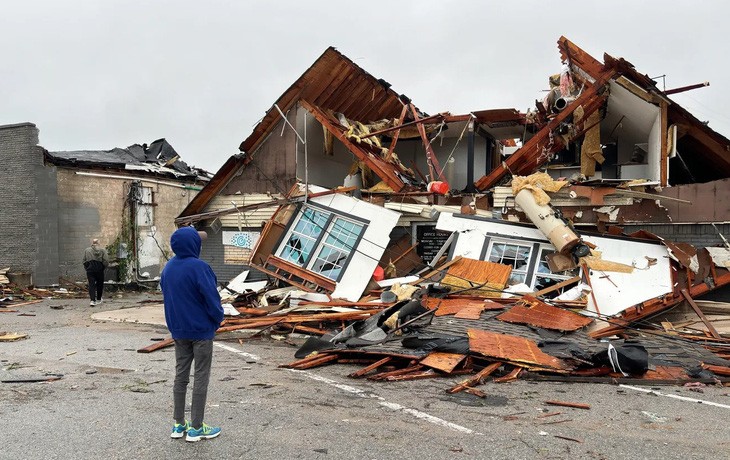 Người dân thị trấn Sulphur xem xét thiệt hại sau khi lốc xoáy quét qua Oklahoma cuối tuần qua - Ảnh: USA TODAY
