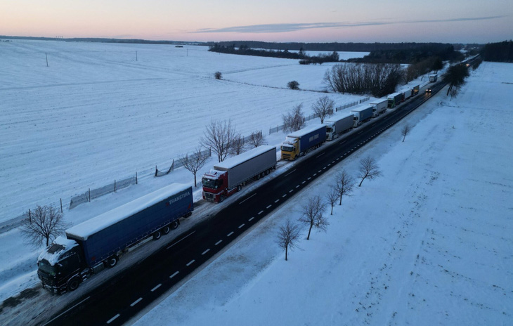 Xe tải xếp hàng dài để qua biên giới Ba Lan - Ukraine ngày 8-1-2024 - Ảnh: REUTERS