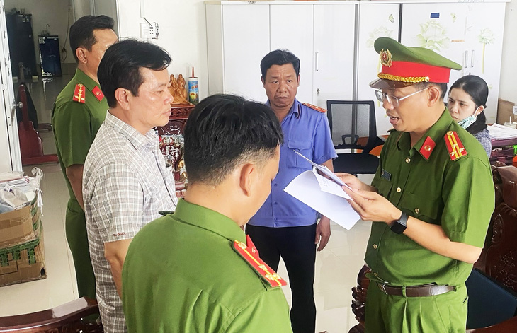 Đặng Quốc Việt nghe công an đọc lệnh khởi tố bị can để điều tra về hành vi mua bán hóa đơn trái phép - Ảnh CACC