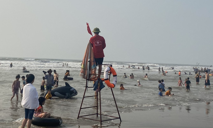 Nhân viên Đội cứu nạn - cứu hộ TP Sầm Sơn (tỉnh Thanh Hóa) thường trực trên bãi biển để hỗ trợ du khách - Ảnh: HÀ ĐỒNG