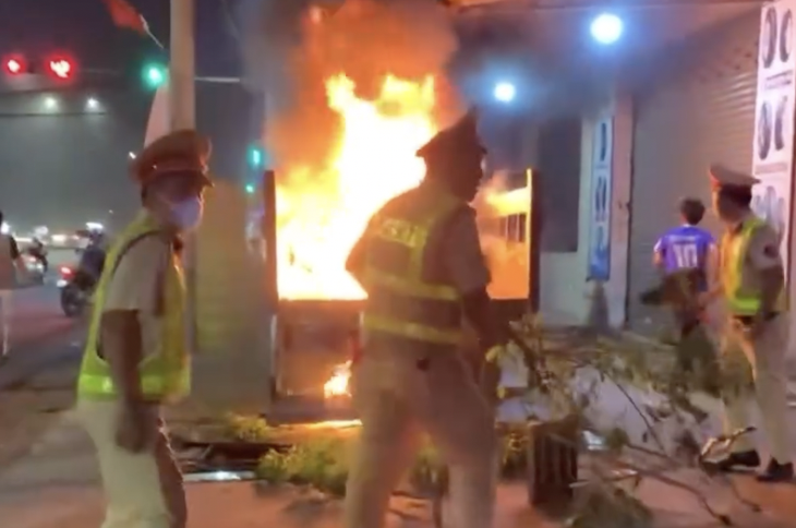 Ngọn lửa bùng lên sau khi người vi phạm nồng độ cồn đốt xe - Ảnh: Công an cung cấp