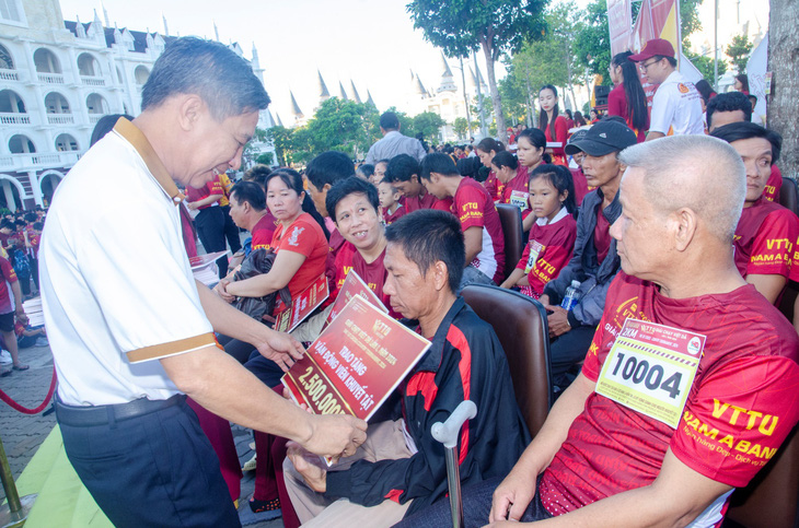 Ông Đồng Văn Thanh - phó bí thư Tỉnh ủy, chủ tịch UBND tỉnh Hậu Giang trao tặng quỹ hỗ trợ cho các VĐV khuyết tật