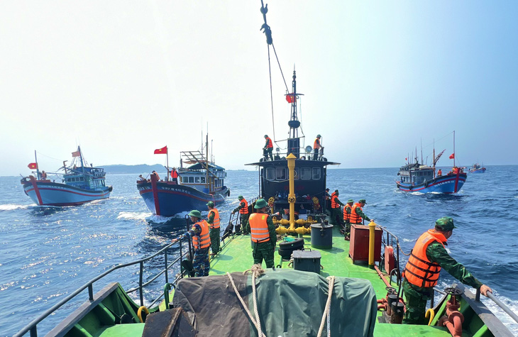 Biên phòng đưa tàu tìm kiếm về đảo Lý Sơn nhưng vẫn liên tục kết nối với tàu cá hành nghề trên biển để nắm thông tin - Ảnh: VĂN TÁNH