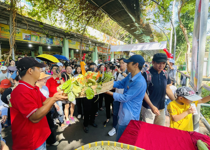 Bánh sinh nhật rau củ dành cho hươu cao cổ Thảo Em ở Thảo cầm viên Sài Gòn - Ảnh: LÊ PHAN