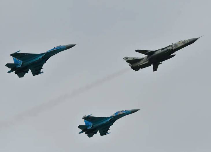 Các tiêm kích Su-27 của Ukraine hộ tống một chiếc máy bay ném bom Su-24 trong cuộc tập trận tại căn cứ không quân Starokostyantyniv ngày 12-10-2018 - Ảnh: BUSINESS INSIDER/GETTY IMAGES