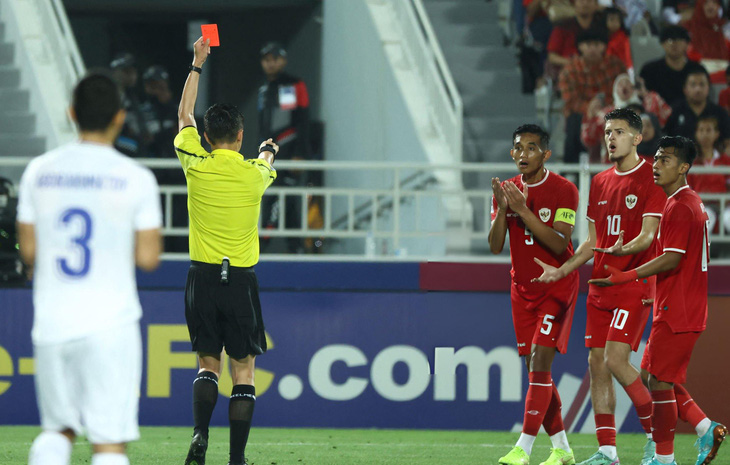 Thẻ đỏ của Rizky Ridho khiến U23 Indonesia đánh mất tinh thần thi đấu - Ảnh: GETTY