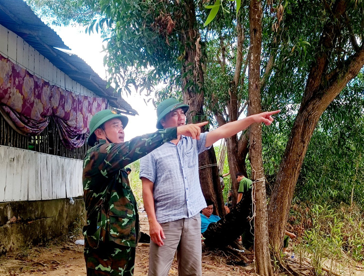 Chủ tịch UBND tỉnh Kiên Giang Lâm Minh Thành (bìa phải)  chỉ đạo các lực lượng chức năng địa phương khẩn trương chữa cháy rừng ở huyện Giang Thành - Ảnh: UBND tỉnh Kiên Giang cung cấp