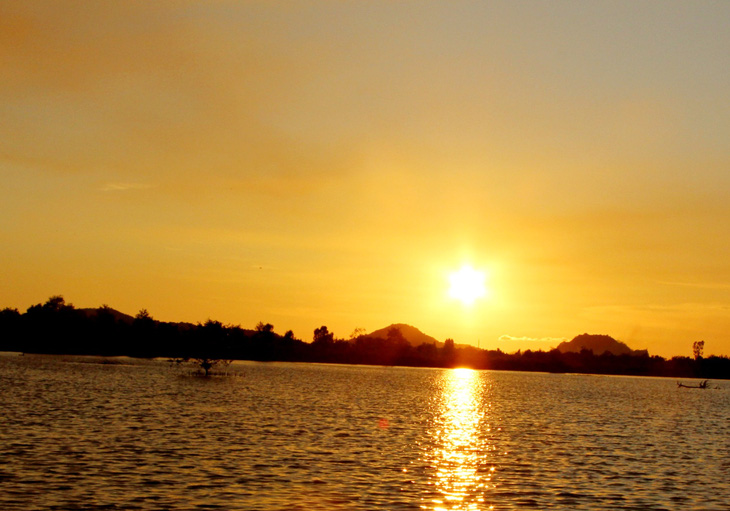 Hoàng hôn nhuộm màu vàng rực trên mặt đầm Đông Hồ, TP Hà Tiên - Ảnh: C.CÔNG