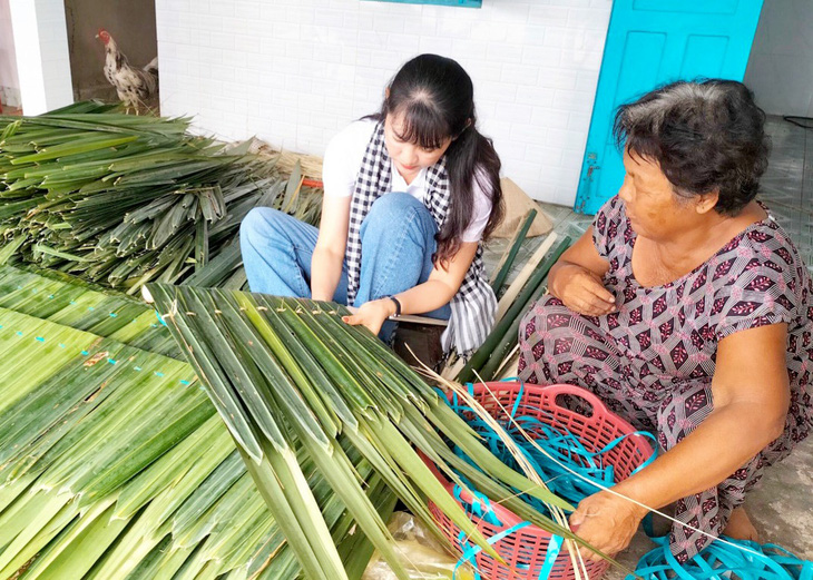Làng nghề chằm lá dừa ở đầm Đông Hồ, TP Hà Tiên có từ lâu đời, giờ trở thành nét đẹp của người dân địa phương - Ảnh: M.QUYÊN