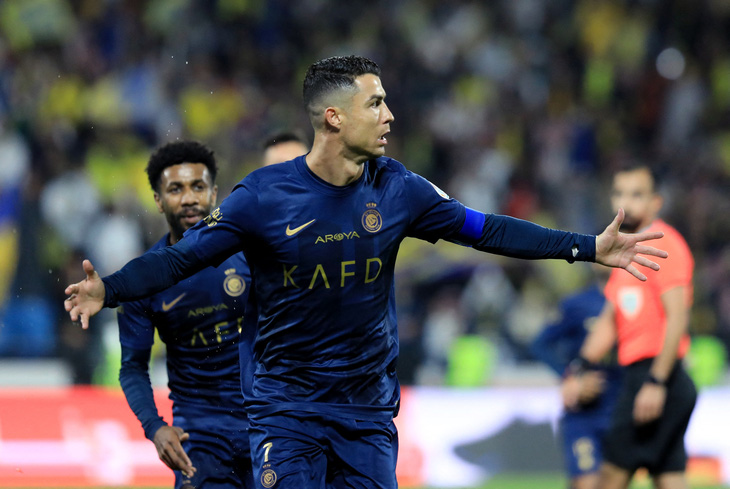 Niềm vui của Ronaldo sau khi ghi bàn vào lưới Abha - Ảnh: REUTERS