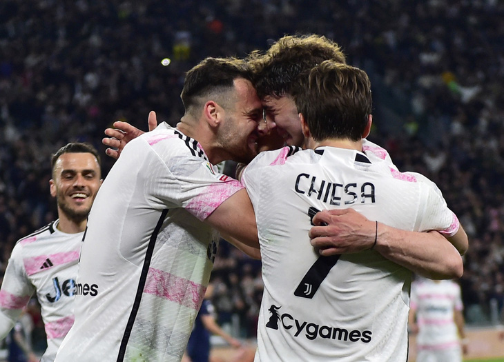 Niềm vui của các cầu thủ Juventus sau khi ghi bàn vào lưới Lazio - Ảnh: REUTERS