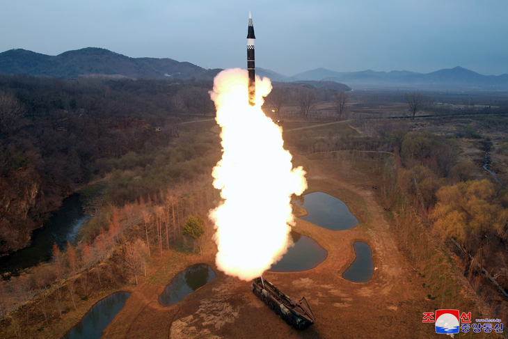 Triều Tiên công bố hình ảnh phóng tên lửa ngày 2-4 - Ảnh: REUTERS