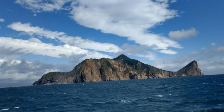 Hình ảnh đảo Quy Sơn nguyên vẹn trước khi xảy ra động đất ngày 3-4 - Ảnh tư liệu: CNA