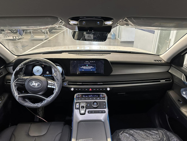 Nội thất Hyundai Palisade có nhiều trang bị tiện nghi hiện đại như ghế trước chỉnh điện 12 hướng, màn hình 12,3 inch trung tâm, âm thanh 12 loa Infinity, cửa sổ trời toàn cảnh, ghế da Nappa, trần xe da lộn...