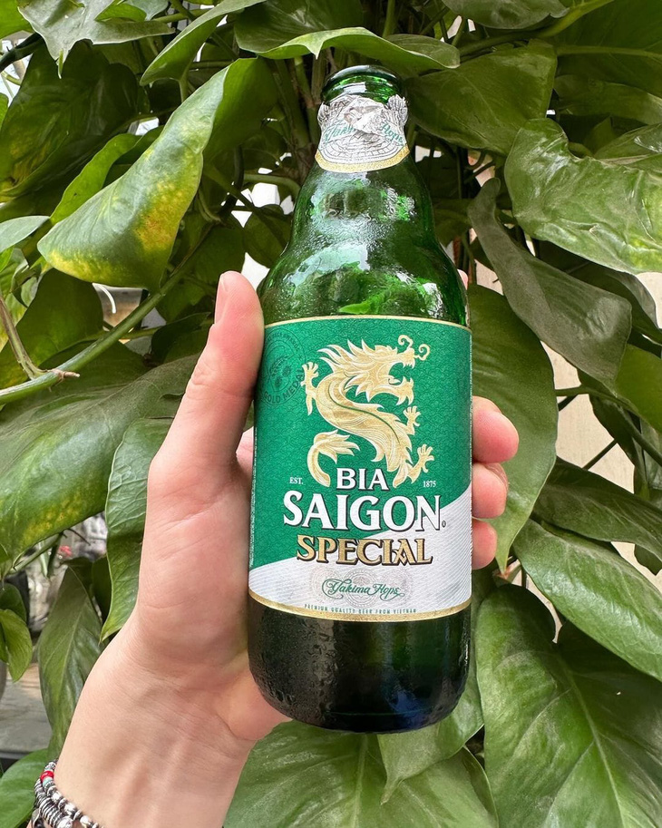 Jung Il Woo khoe chai bia Sài Gòn trong chuyến đi phượt Việt Nam