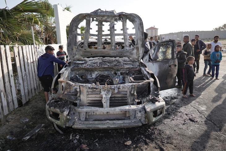 Xe của tổ chức cứu trợ World Central Kitchen cháy rụi sau khi bị không kích ở miền trung Dải Gaza ngày 2-4 - Ảnh: AFP