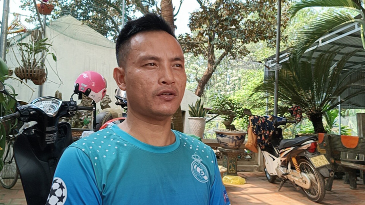 Anh Nguyễn Văn Mạnh - tài xế taxi ở xã Hà Đông, huyện Hà Trung, Thanh Hóa - kể lại sự việc - Ảnh: CTV