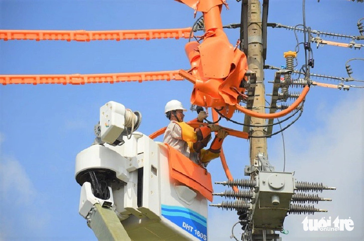 PC Đắk Nông áp dụng khoa học kỹ thuật trong sửa điện không cắt điện để tạo thuận lợi cho nhười dân - Ảnh: TÂM AN