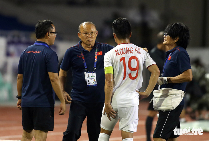 HLV Park Hang Seo cùng đội ngũ trợ lý Hàn và Việt của mình khi dẫn dắt đội tuyển Việt Nam - Ảnh: N.K.
