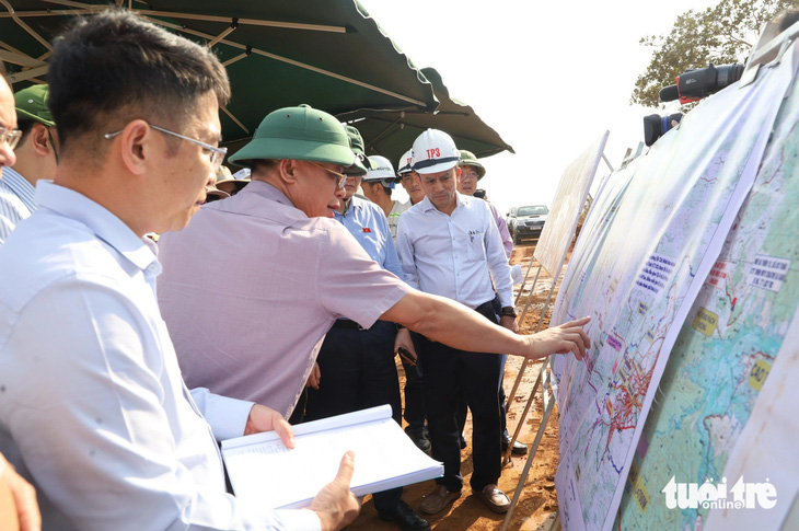 Ông Phan Xuân Bách (người đội mũ cối, chỉ bản đồ) làm phó giám đốc phụ trách Ban A của Đắk Lắk 2 năm nay - Ảnh: TRUNG TÂN