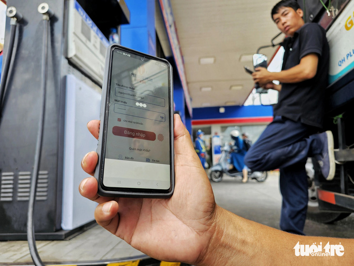 Các tài xế không thể truy cập app PVOIL Easy để quét mã QR khi đổ xăng dầu đối với khách hàng doanh nghiệp - Ảnh: NGỌC HIỂN