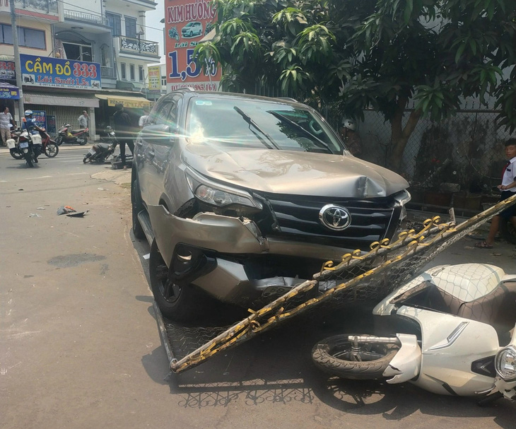 Ô tô do tài xế Phong điều khiển tông hàng loạt xe máy, 5 người trọng thương - Ảnh: CTV