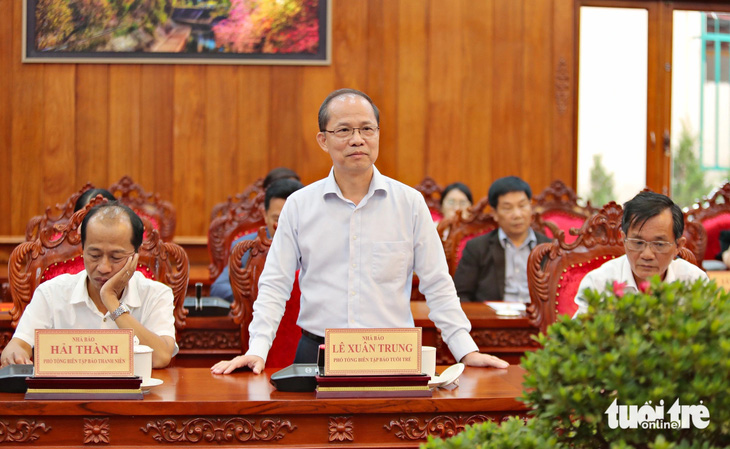 Ông Lê Xuân Trung, phó tổng biên tập báo Tuổi Trẻ, nói về phát huy 3 vai trò của nhà báo với sự phát triển của địa phương - Ảnh: M.V