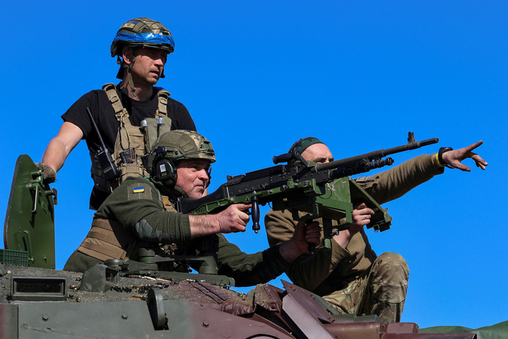 Thành viên Lữ đoàn thủy quân lục chiến số 37 của Ukraine sử dụng súng máy trên xe bọc thép AMX-10 RC của Pháp, ngày 3-4 - Ảnh: REUTERS