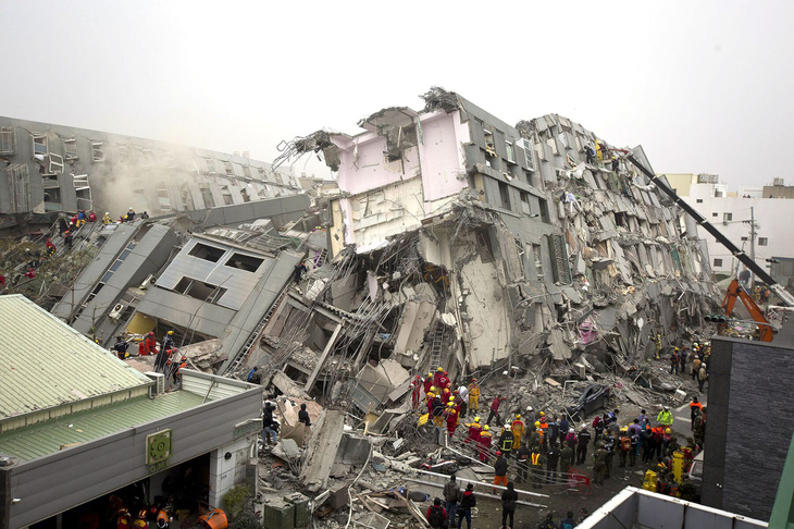 Tòa nhà bị sập trong trận động đất vào Tết âm lịch ở thành phố Đài Nam, Đài Loan vào ngày 6-2-2016 - Ảnh: BLOOMBERG