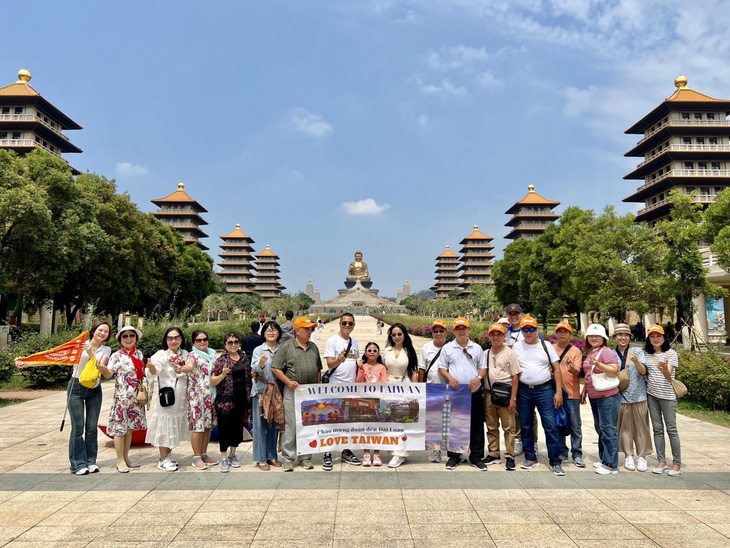 Đoàn du khách Việt ở Đài Loan vừa kết thúc lịch trình vào ngày 3-4 - Ảnh: TQT