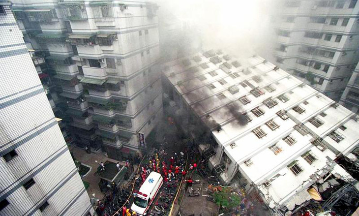 Một tòa nhà bị đổ sập trong trận động đất năm 1999 ở khu Tân Trang, thành phố Tân Bắc - Ảnh: TAIPEI TIMES