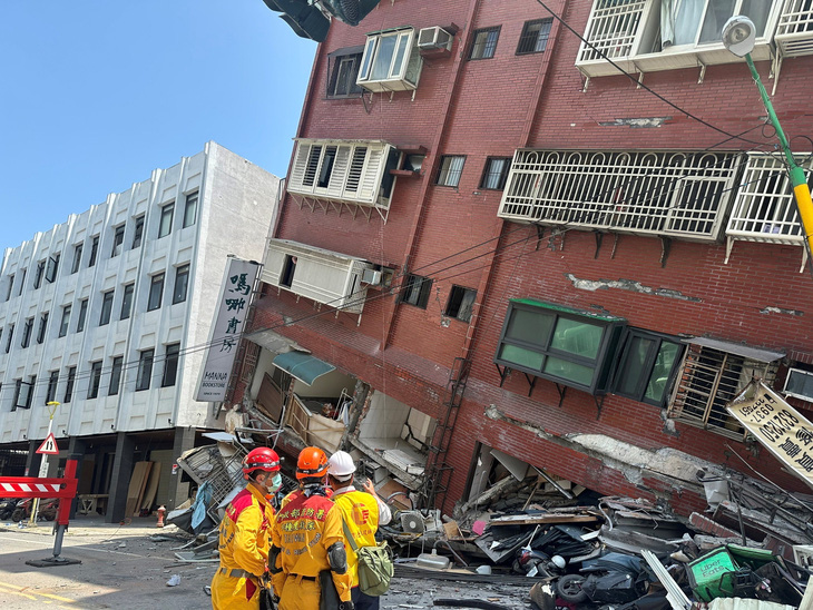 Lính cứu hỏa làm việc tại nơi một tòa nhà bị sập sau động đất ở huyện Hoa Liên, Đài Loan ngày 3-4 - Ảnh: REUTERS