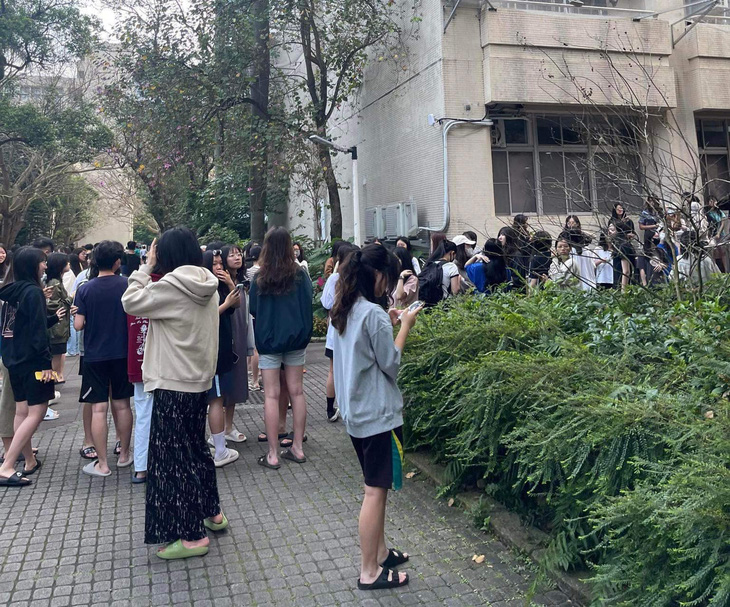 Các sinh viên chạy xuống sân ký túc xá - nơi bạn Thanh Trúc đang ở tại Đài Bắc sáng 3-4 - Ảnh: NVCC