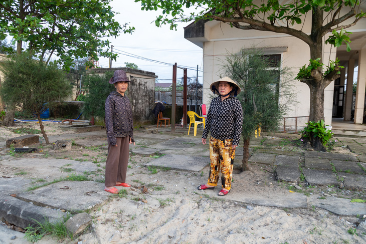 Bà Nguyễn Thị Nghĩa (trái) và Nguyễn Thị Bốn trên mảnh đất bị thu hồi làm cảng cá năm 1998 - Ảnh: HOÀNG TÁO
