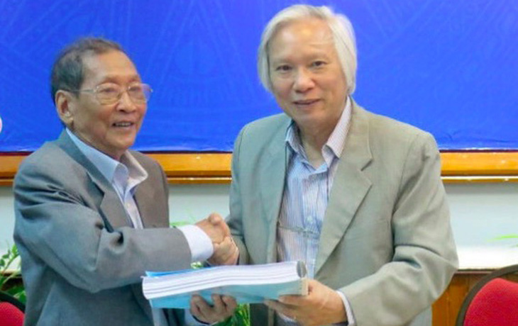 Giáo sư Bùi Khánh Thế (trái) trao tặng tượng trưng khối di sản tài liệu cho Trung tâm Di sản các nhà khoa học Việt Nam tháng 4-2017- Ảnh: LAM ĐIỀN