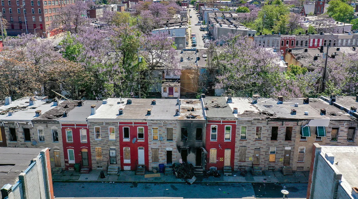 Hình ảnh một dãy nhà không có người ở tại thành phố Baltimore, Mỹ - Ảnh: GETTY IMAGES