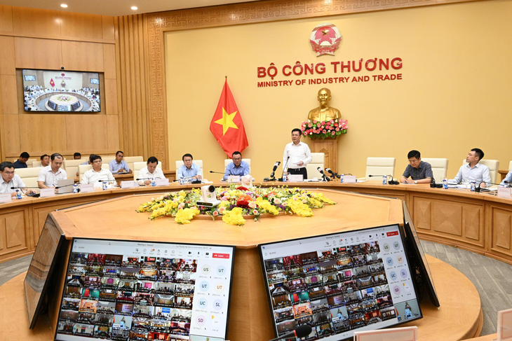 Bộ trưởng Bộ Công Thương Nguyễn Hồng Diên chủ trì cuộc họp - Ảnh: C.DŨNG