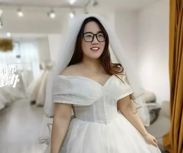Liu trong chiếc váy cưới mà cô nói rằng sẽ mặc lại khi Zhi Aohong bình phục - Ảnh: Weibo