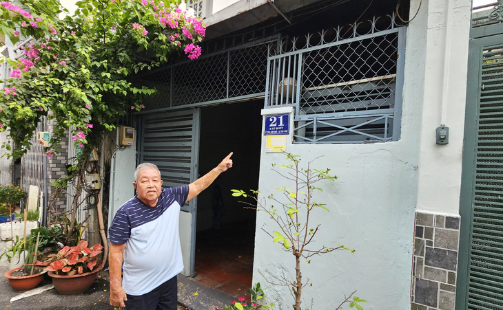 Nhà đất số 14 Tự Quyết (quận Tân Phú) là nhà ở cũ thuộc sở hữu nhà nước. Năm 1998, người thuê nhà đã phân nhà thành 3 căn (hiện có số 19, 21, 23 Tự Quyết) bán giấy tay cho 3 người khác sử dụng đến nay - Ảnh: ÁI NHÂN