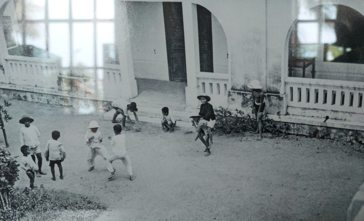 Trẻ em đang chơi đùa trong sân nhà bác sĩ Yersin - Ảnh: Bác sĩ Yersin chụp