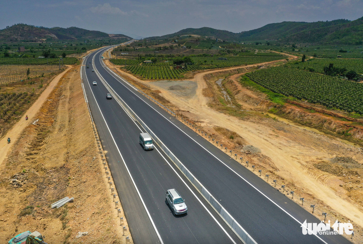 Đường cao tốc Phan Thiết - Dầu Giây được đầu tư quy mô chuẩn cao tốc 4 làn xe, 2 dải dừng xe khẩn cấp liên tục - Ảnh: QUANG ĐỊNH